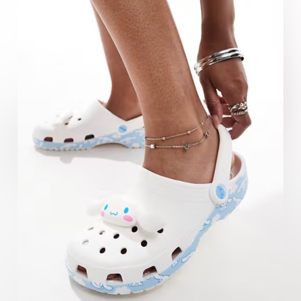 NWT Hello Kitty®x Crocs Classic Cinnamoroll Clog!